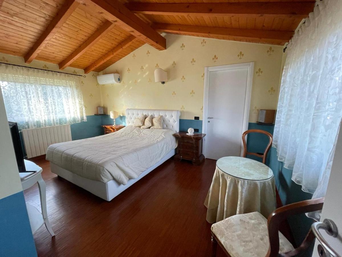 Lussuosa Villa Vicino Alla Stazione Caronno Pertusella Buitenkant foto