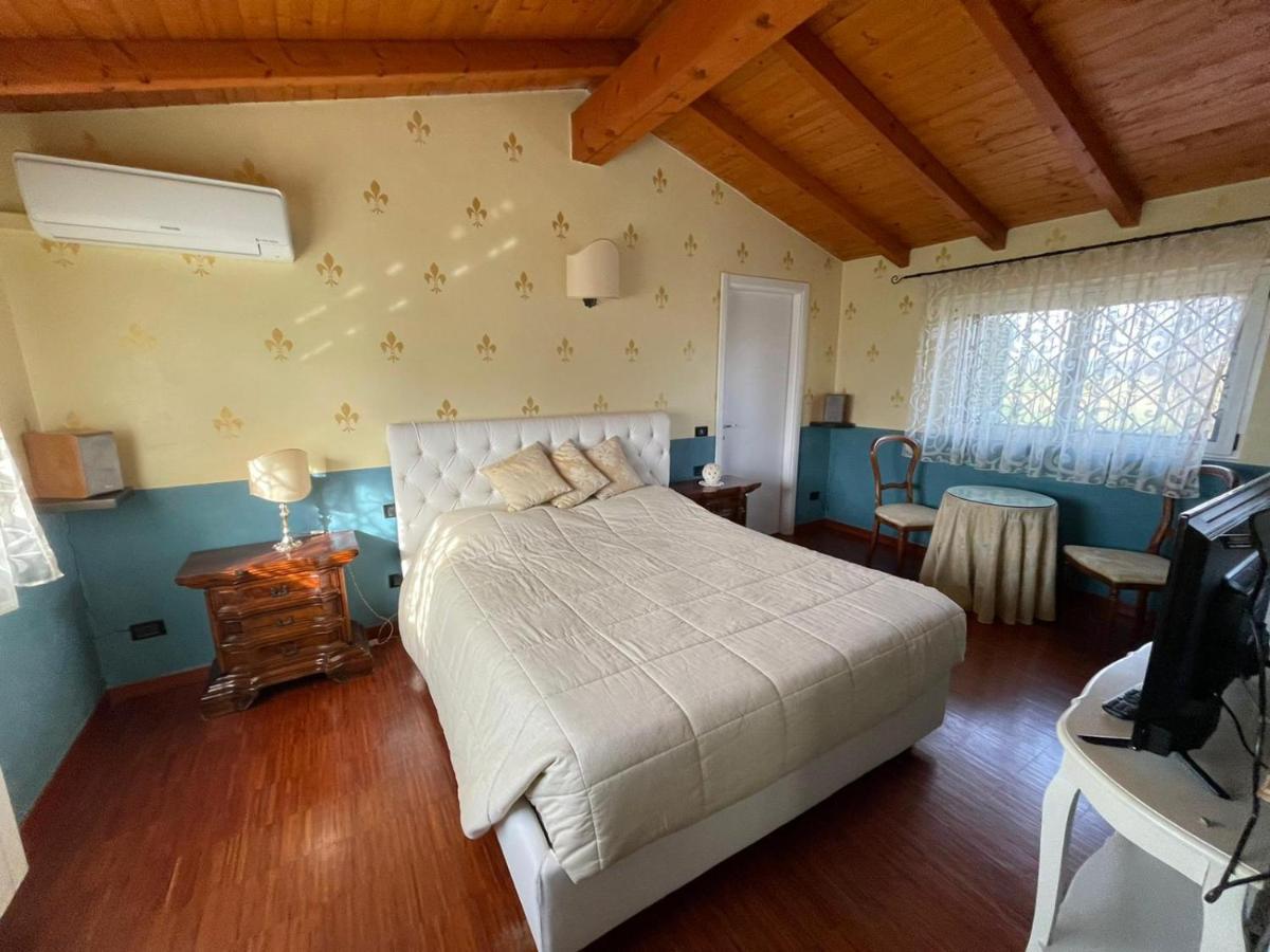 Lussuosa Villa Vicino Alla Stazione Caronno Pertusella Buitenkant foto