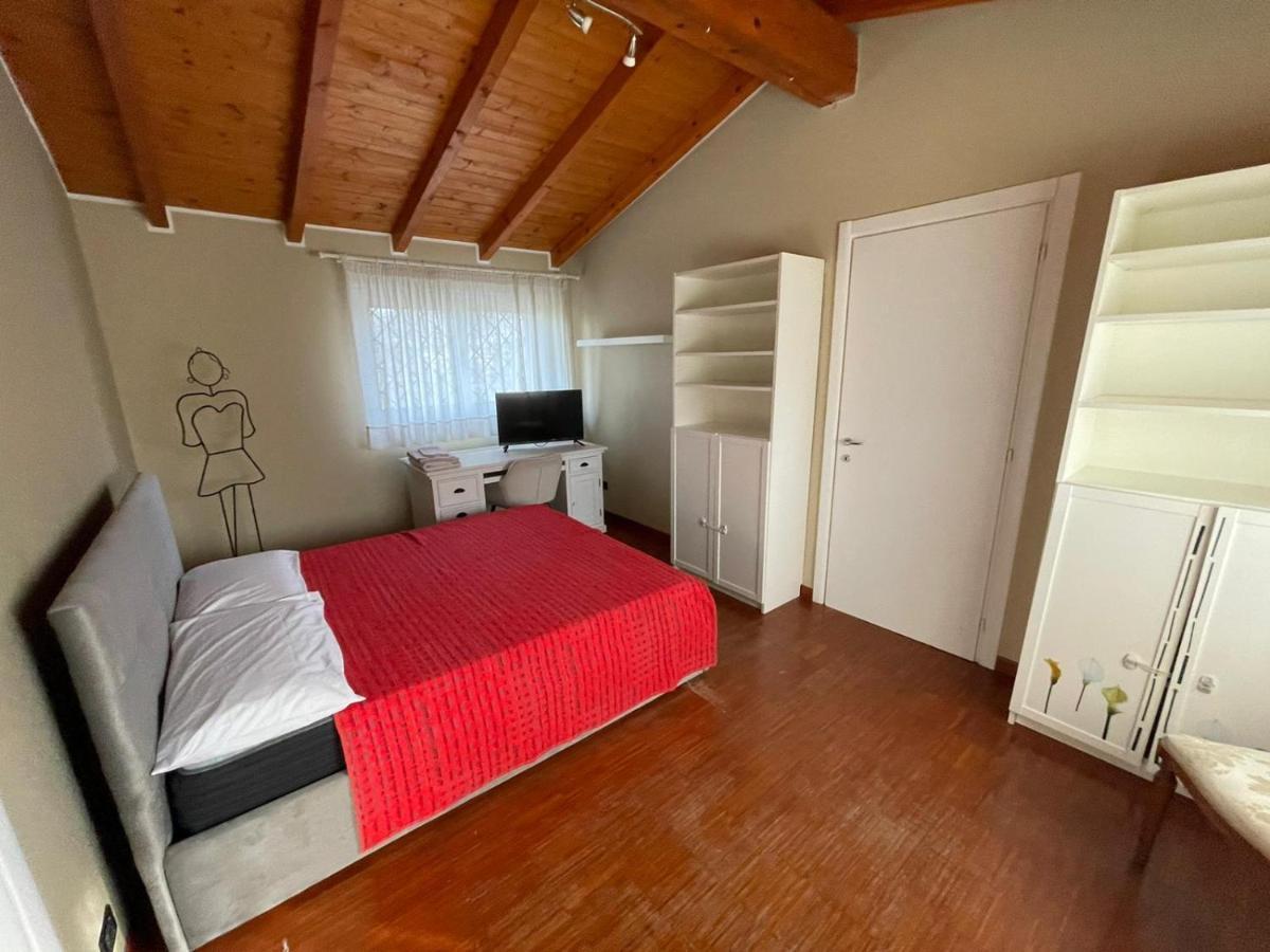 Lussuosa Villa Vicino Alla Stazione Caronno Pertusella Buitenkant foto