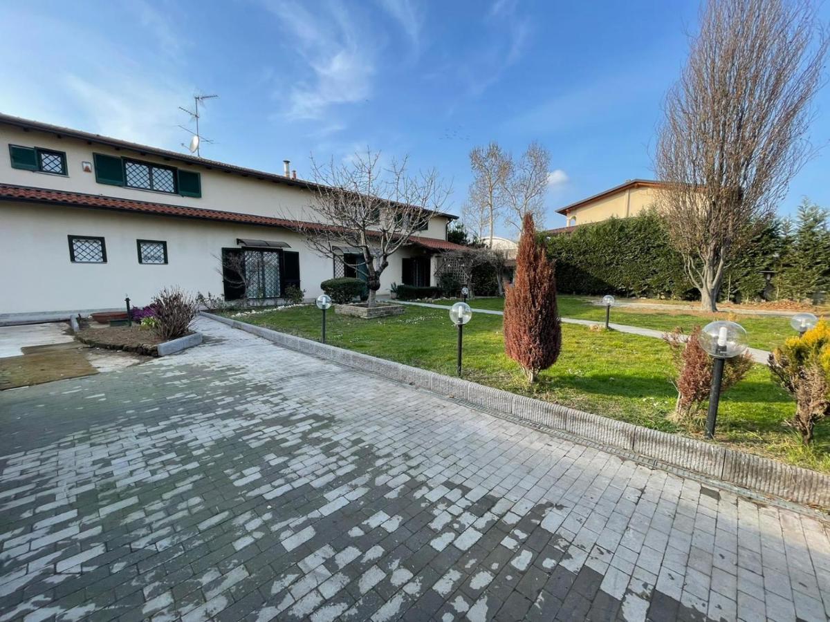 Lussuosa Villa Vicino Alla Stazione Caronno Pertusella Buitenkant foto