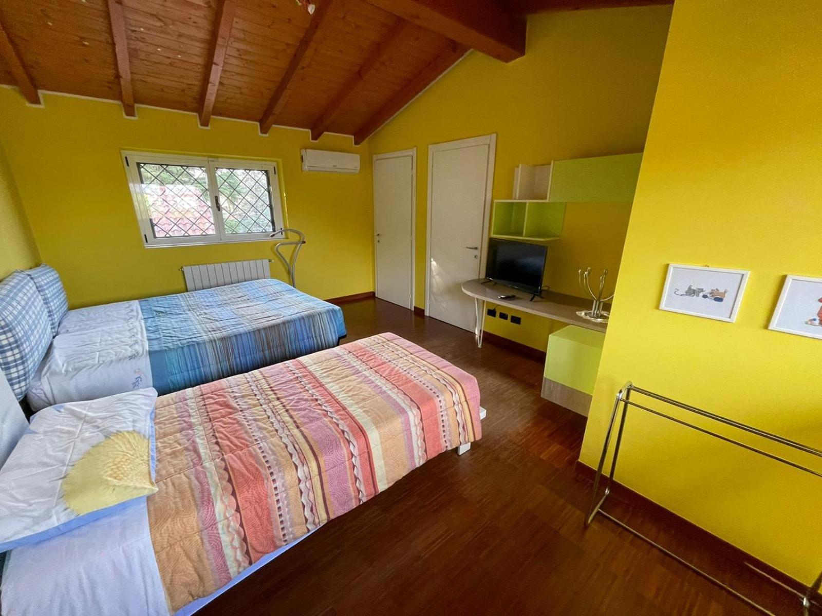 Lussuosa Villa Vicino Alla Stazione Caronno Pertusella Buitenkant foto